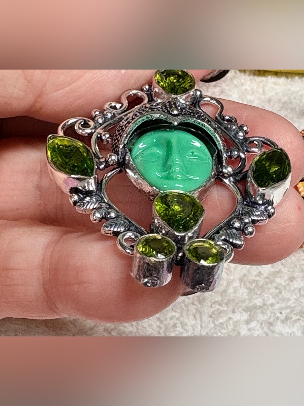 Carved GODDESS face and peridot Gemstone Pendant Necklace -Artisan - Picture 4 of 10